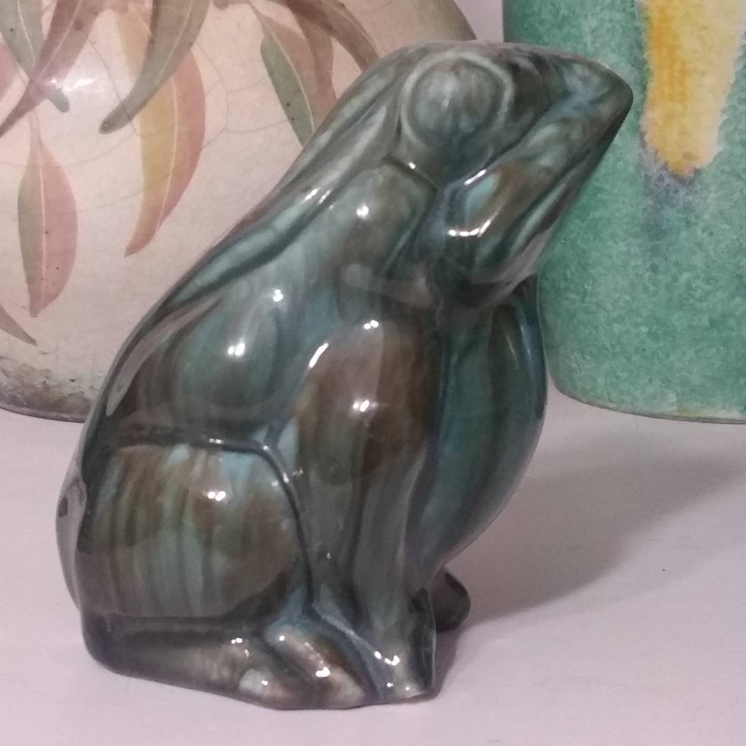 Day 47: Today's piece is by Mashman Bros. Yes, another unmarked piece again but a known Mashman shape and glaze. This is the small frog made by Mashman which is pretty hard to find. There is a BIG toad garden ornament but you will probably see 10 of these frogs before you see another Toad. #AustralianPottery #AustralianArtPottery #NSWPottery #Pottery #Ceramics #instapottery #AustralianDesign #MashmanPottery #Mashman #MashmanBros #Frogs #Frog #Toad #australianceramics #SydneyPottery #SydneyCeramics #365DaysofAustralianPottery