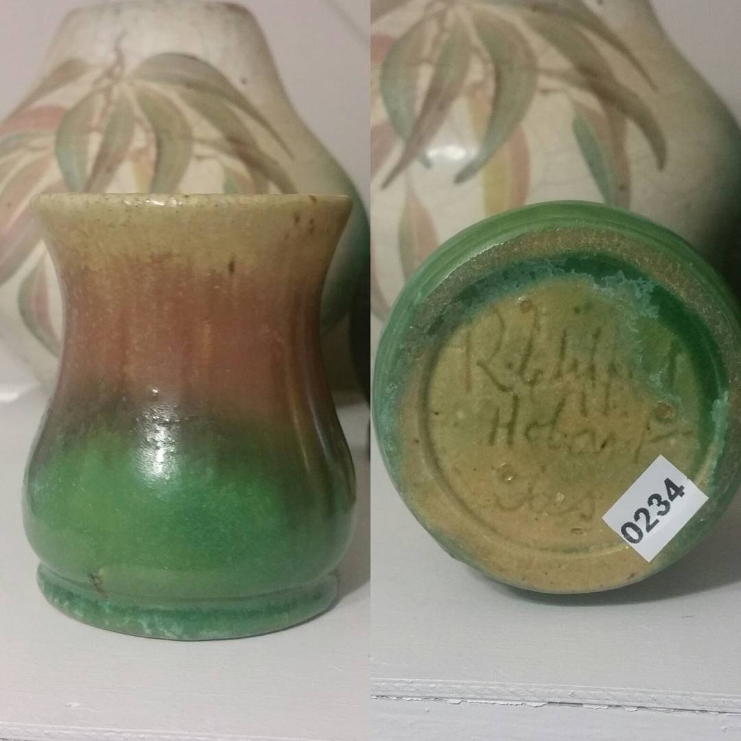 Day 54: Today's piece is another from the Van Diemen pottery but this is a little different being that it is the only piece i have seen signed by co-founder and ex McHugh potter Ross Clifford. What happened to Ross after leaving Van Diemen we don't know but I'm sure it'd be an interesting tale. #AustralianPottery #AustralianArtPottery #Pottery #Ceramics #instapottery #AustralianDesign #TasmanianPottery #HobartCeramics #TasmanianArt #VanDiemen #MyliePeppin #AliceMyliePeppin #RossClifford #McHughPottery #VanDiemenPottery #365DaysofAustralianPottery