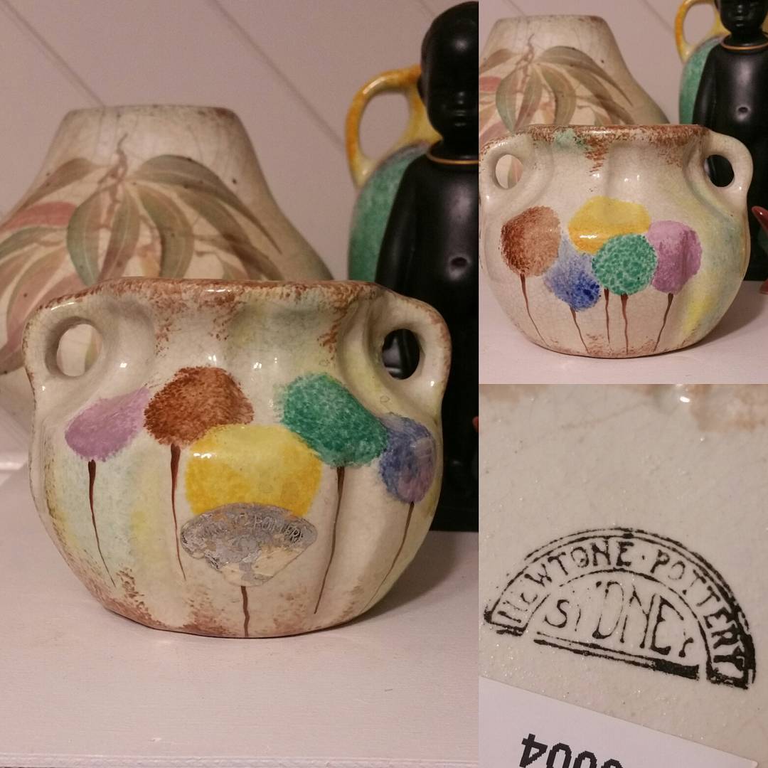 Day 64: Today's piece is by Bakewell Bros from their Newtone Art Ware line circa 1930s. Quite an odd decoration but one that pops up from time to time on a number of different shapes. I don't know if it's the most distinguished Newtone design but it's certainly a bit of fun. #AustralianPottery #AustralianArtPottery #Pottery #Ceramics #instapottery #AustralianDesign #BakewellBros #Bakewells #NewtonePottery #NewtoneArtWare #Newtone #australianceramics #SydneyPottery #SydneyCeramics #NSWPottery #365DaysofAustralianPottery
